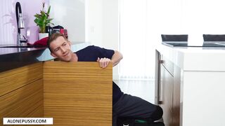 G Viewing-pleasure-with-a-plumber_720 - Sophie Reade