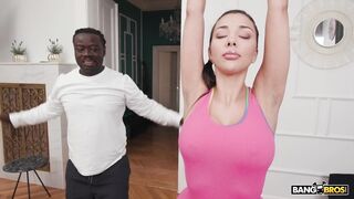 Hottie trains with a black guy and lets him fuck her ????