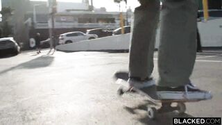 Blonde came to the guy to enjoy his cock ????