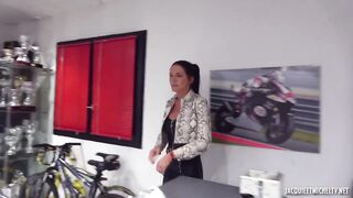 Aurora, 23 Ans, Gerante D'une Boutique De Motos Sur Gemenos