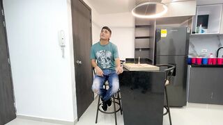 Le doy una rica follada al repartidor de pizza por parte de pago hasta sacarle toda su rica leche.