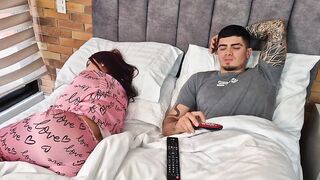 Sharing a bed with my best friend's girlfriend - she's so slutty that I eat that pink pussy